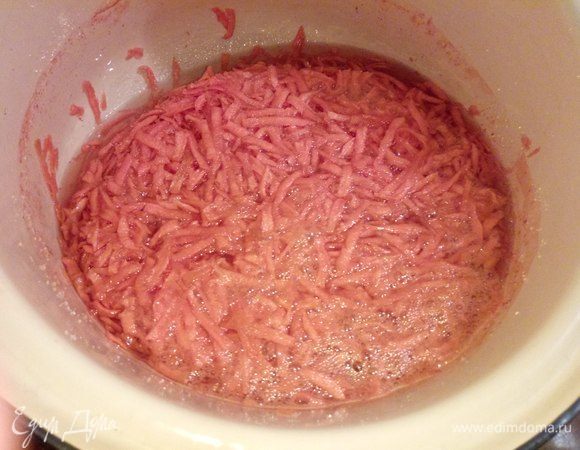 Ставим кастрюлю (лучше с толстым дном) с морковью на небольшой огонь. Кладем цедру лимона или апельсина. Через два-три часа варки добавляем лимонный сок и специи. Можете поэкспериментировать и добавить вместо корицы и гвоздики (с этой пряностью осторожно, не переборщите) молотый имбирь и кардамон. 