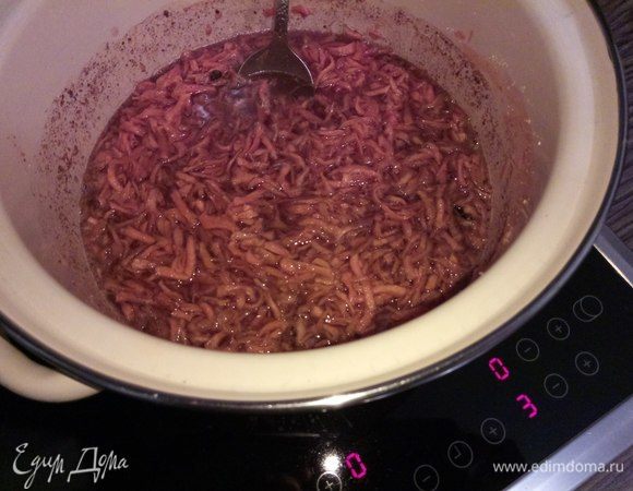 Доводим до кипения и держим на медленном огне до размягчения моркови и загустения сиропа, пока масса полностью не уварится и не начнет собираться в шар. 
Проверить можно так: возьмите массу, слегка остудите и попробуйте скатать из нее шарик. Ну, и запах отчетливо карамельный, а цвет темный. 