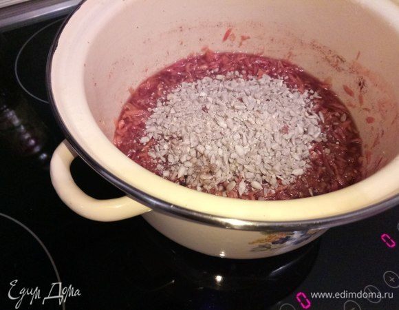 Снимаем с огня, даем немного остыть. На сухой сковороде прокалить грецкий (или любой другой) орех, измельчить его в среднего размера крошку и смешать с морковно-пряной массой. А можно добавить при варке морковной массы. Выбирайте, как вам нравится. 