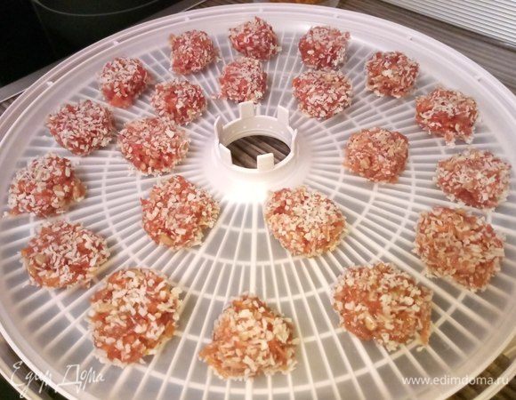 Смачивая ладони в холодной воде, сформировать из полученной смеси небольшие шарики и обвалять их в кокосовой стружке. Смазать лист для пастилы маслом, уложить морковные шарики, сушить в течение 4-5 часов.