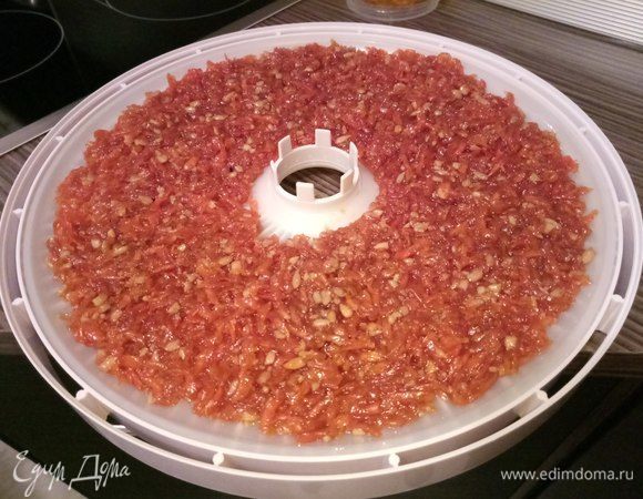 Можно разложить массу на смазанный лист для пастилы. Сушим приблизительно 4- 5 часов при температуре 50°С. Не люблю указывать время сушки, так как все индивидуально — кто-то любит помягче, кто-то посуше. Сушеное джазарие дольше хранится, но не перестарайтесь! 