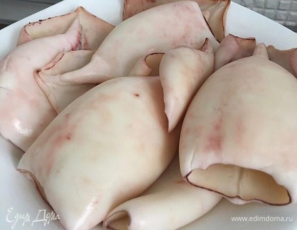 Тушки кальмаров очищаем от пленочек, также убираем лишние внутренности. Действуем аккуратно, чтобы сохранить форму.