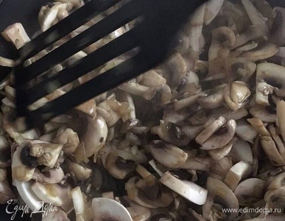 Мелко режем лук и грибы. Жарим на сливочном масле около 7 минут.
