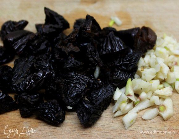 Мелко рубим чернослив и чеснок. Смешиваем с грибами и луком. Добавить мелко нарезанную петрушку, натертый сыр, соль и перец.