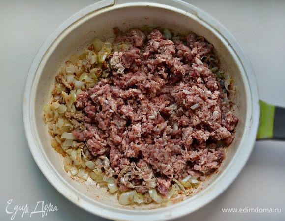 На растительном масле обжарить лук и чеснок до золотистости. Затем добавить фарш и тушить все вместе 15-20 минут, периодически разминая фарш с помощью вилки или лопаточки.