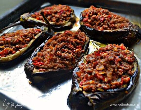 Запекать баклажаны в разогретой до 180°С духовке в течение 30 мин.