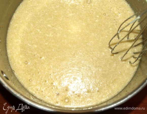 Все продукты должны быть комнатной температуры. Взбить в однородную массу яйца, сахар, соль, сливочное масло.