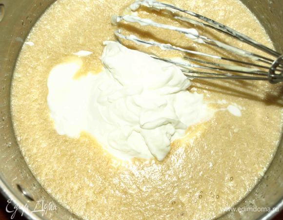 Творог лучше брать кремообразный. Добавить творог и все взбить.