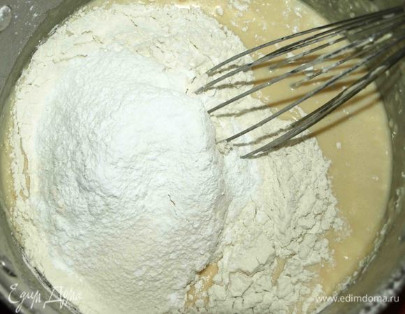 Добавить муку с разрыхлителем. Все хорошо перемешать.