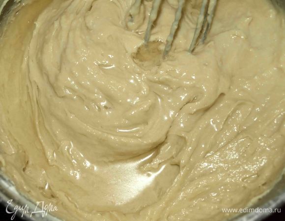 Добавить шампанское. Шампанское можно заменить любым десертным вином. Перемешать.