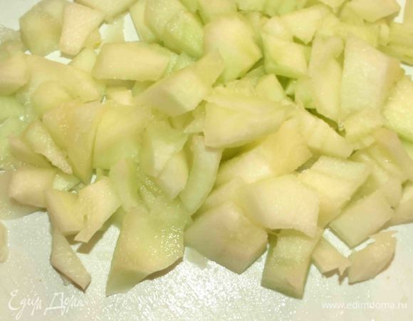 300 г дыни нарезать на небольшие кусочки.