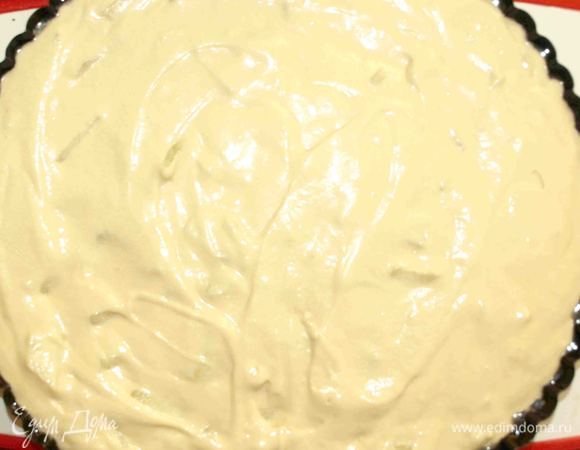 Отправляем тесто в смазанную маслом форму для выпекания. Очень хорошо, если дно формы будет вогнутым. У меня форма для пирогов 28 см диаметр и 3 см высота. Выпекать в заранее разогретой духовке до 180°С минут 40. Готовность пирога проверить бамбуковой палочкой. Если палочка сухая, то пирог готов. 