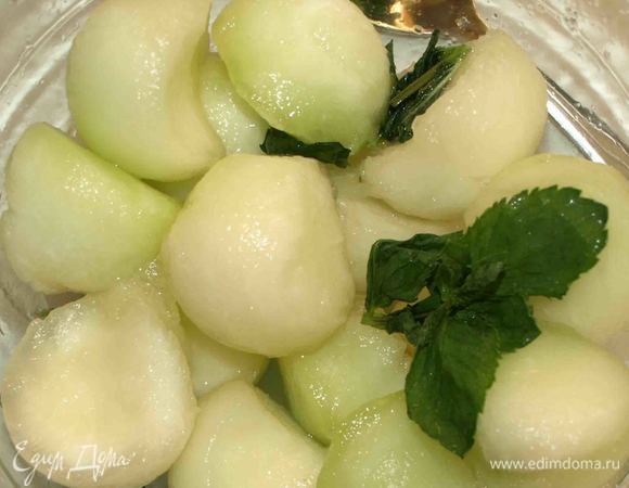 Шарики складываем в миску. Добавляем мяту, соль, мед и лимонный сок. Перемешиваем. Закрываем миску пищевой пленкой и оправляем в холодильник, пока готовится пирог. 