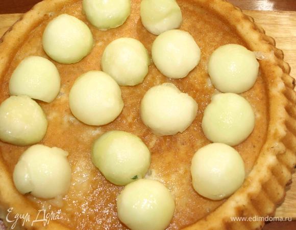 Поверхность пирога проткнуть бамбуковой палочкой в нескольких местах. Распределяем по пирогу маринад. Украшаем дынными шариками.