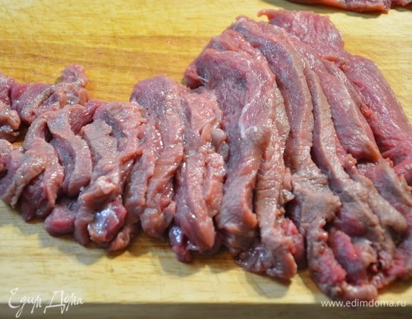 Нарезать не толстыми пластинами поперек волокон.