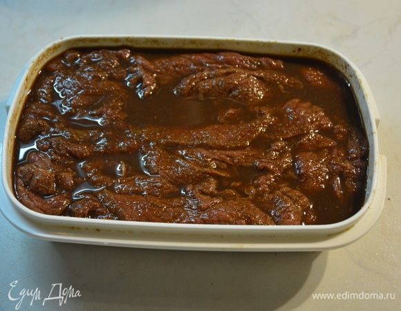 Замариновать мясо, накрыть крышкой и поставить в холодильник на сутки.