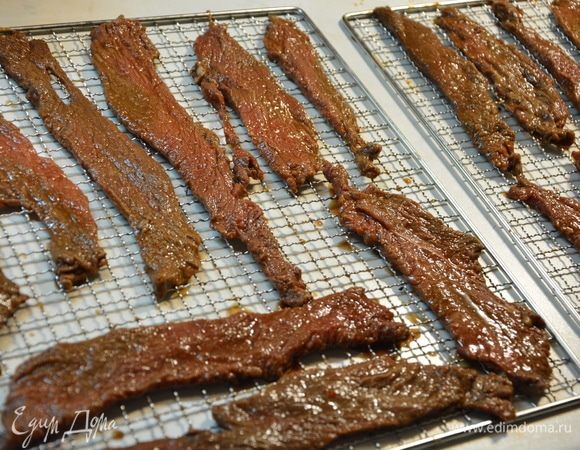 Разложить мясо на решетке.