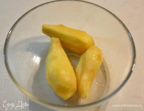 Имбирь помыть и почистить. Нарезать кубиками.