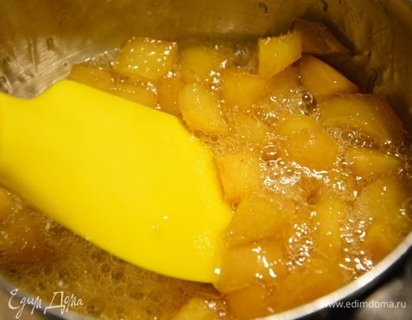 В ковше вскипятить воду, растворить сахар и добавить кубики имбиря.