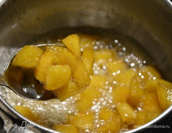 Варить до прозрачности кубиков. Сахарный сироп должен выпариться и сильно загустеть.