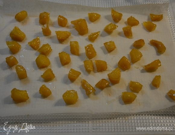 Выложить цукаты на бумагу для выпечки.