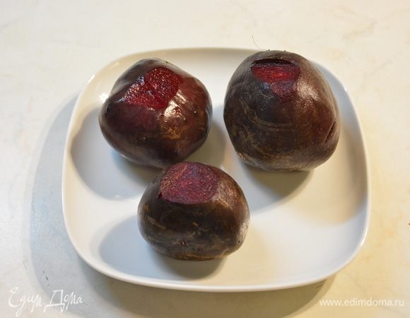 Свеклу помыть и почистить.