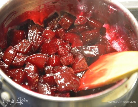 Сварить сироп, добавить свеклу и лимонный сок. Уварить сироп. Свекла получилась идеальной: прозрачная, блестящая, без кристалликов сахара. 
После свеклы остался густой свекольный сироп, который в дальнейшем послужит натуральным пищевым красителем. 