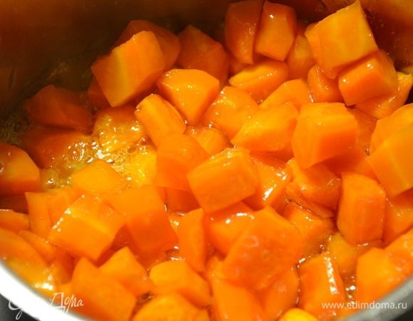 Сварить сироп, добавить кубики моркови и варить до полупрозрачночти. Уварить сироп. Морковь слегка передержала и сироп засахарился.