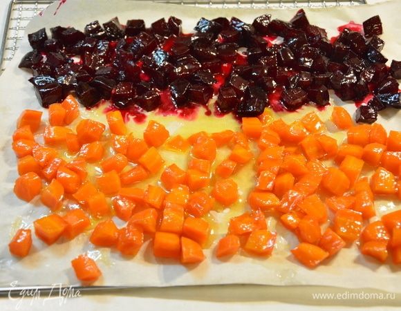 Выложить свеклу и морковь на бумагу для выпечки.