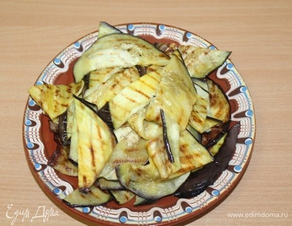 Порезать баклажаны на кусочки.