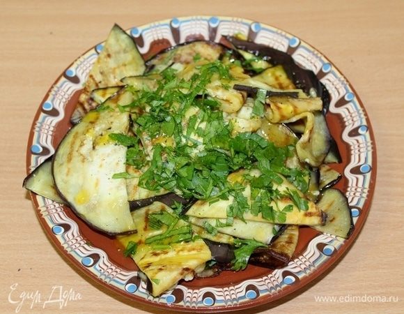 Посыпать порубленной зеленью.