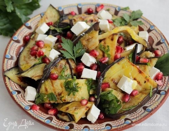 Полить баклажаны соусом, перемешать. Добавить кусочки брынзы и зерна граната.