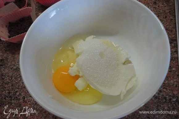 Для крема взбиваем сливочный сыр, яйцо, сахар и лимончелло. В оригинале использовался мятный ликер.