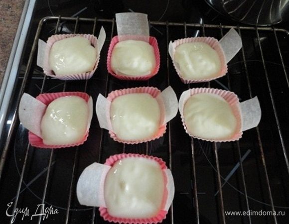 Заполняем формочки (у меня их получилось 7 штук) и выпекаем 20-25 минут в духовке при температуре 160°С.