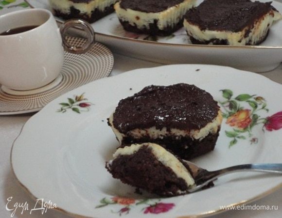 Пока пирожные пекутся, растопите шоколад на водяной бане и полейте им готовое пирожное. Потерпите, пока они остынут, и приятного аппетита!