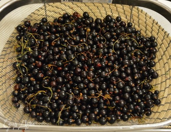 Смородину помыть, крупный мусор перебрать.