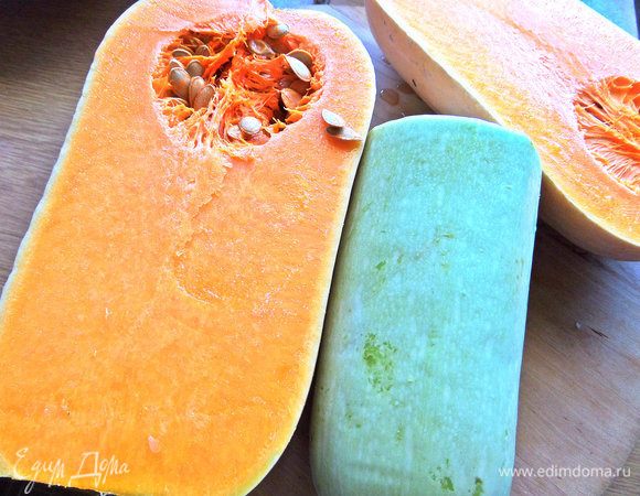 Тыква у меня такая, грушеобразная. Моем, делим на толстые ломти.