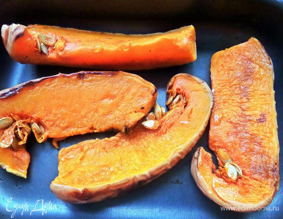 Кладем в форму или на противень и запекаем до мягкости в духовке.