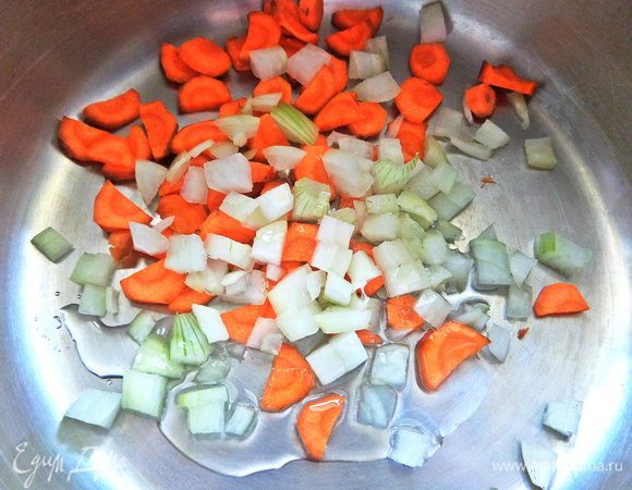 Морковь и лук измельчить и высыпать в кастрюлю с толстым дном и высокими бортами, в ней и будем взбивать супчик.