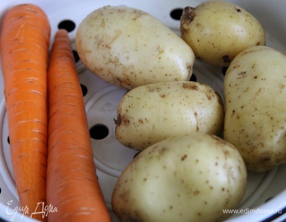 Отварить на пару молодую морковь и картофель (30 минут). Остудить и очистить от кожуры.