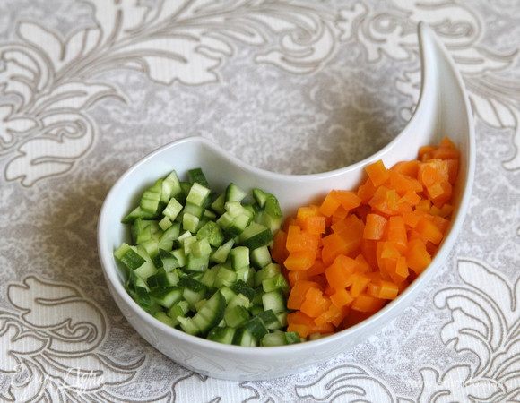 Нарезать мелкими кубиками огурец и морковь.