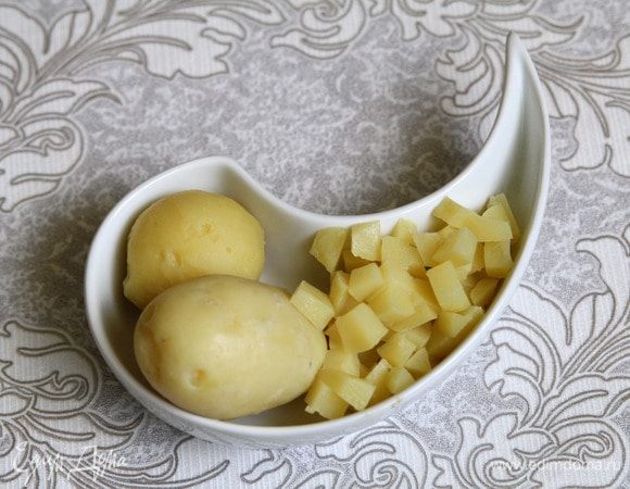 Нарезать картофель кубиками.