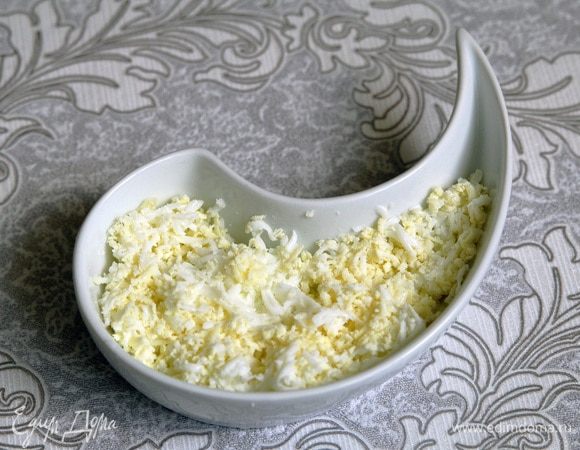 Натереть на терке яйцо.