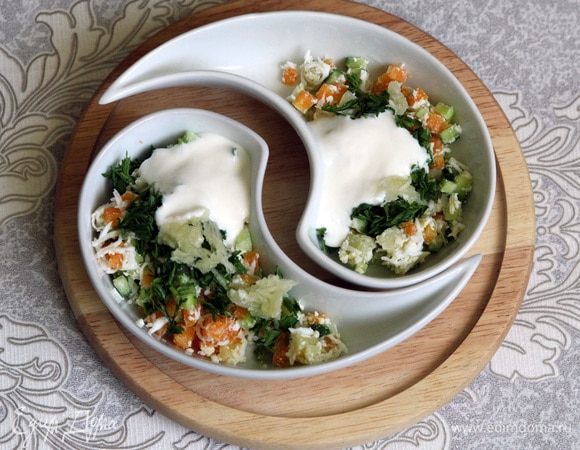 Все овощи перемешать, посолить и заправить сметаной. 