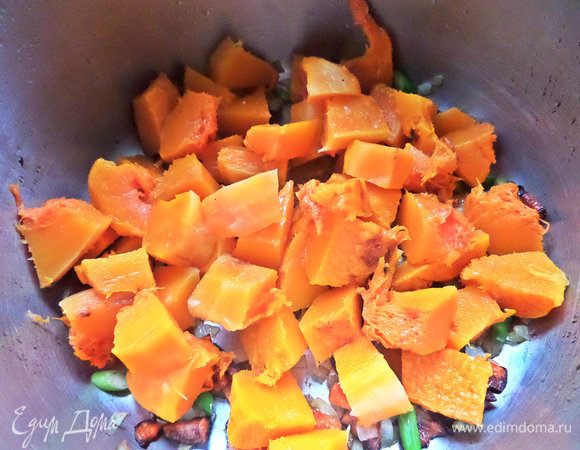 Добавить к обжарке тыкву.