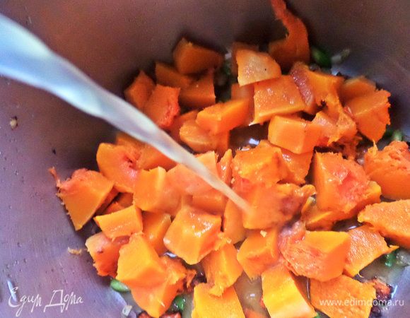 Влить бульон любой, я просто развела воду со смесью приправ для курицы.