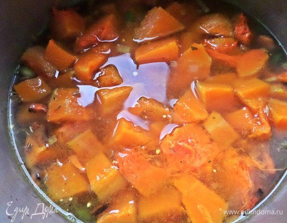 Солим, перчим по вкусу. Не забываем, что соль присутствует в сыре. Доводим до кипения.