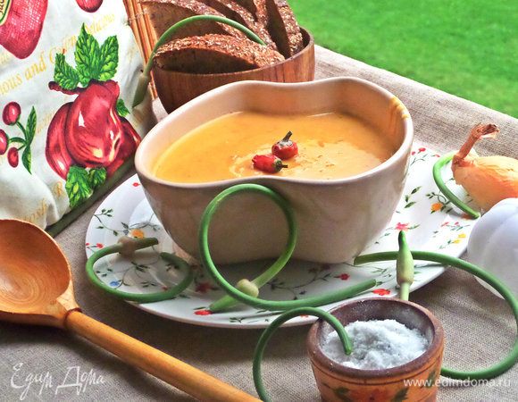 В тарелке посыпать чили. Подать такой супчик можно даже на ужин.