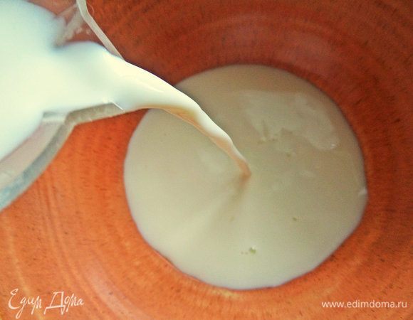 Отмеряем молоко. У меня жирное.