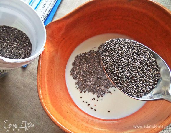 Засыпаем семена чиа в зависимости, какую густоту хотите.